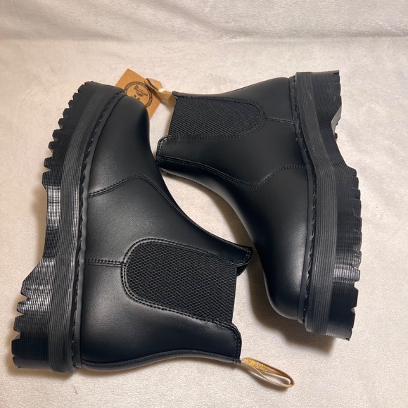 Dr. Martens VEGAN 2976 Quad Chelsea  Boots Black Unisex's Platform M-11 / W-12 - Picture 6 of 16